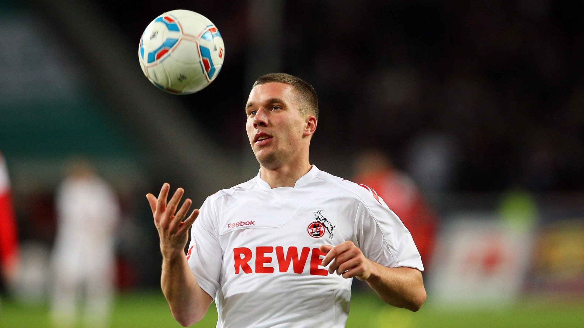 开云体育平台-足球场馆智能灯光系统在多个城市推广应用,环保节能效果显著,足球场地灯光照明设计方案